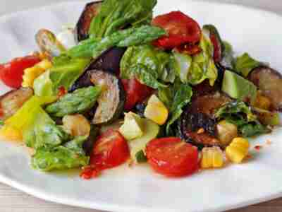 Warmer Gemüsesalat mit Holunderblüten-Dressing