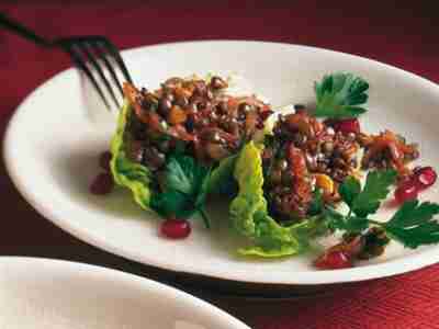 Salatschiffchen mit Linsen-Nuss-Salat