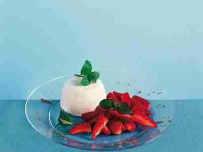 Zimtparfait mit Marinierten Erdbeeren