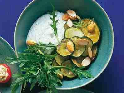 Zucchini mit Rucola-Mandel-Paste