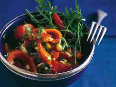 Paprikasalat mit Chili und Rucola