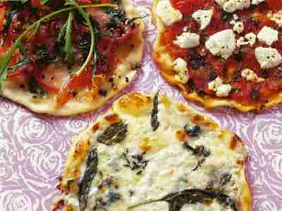 Mini-Pizzen mit Tomaten und Mozzarella
