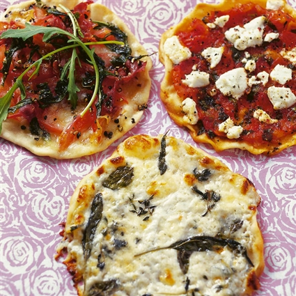 Mini-Pizzen mit Tomaten und Mozzarella