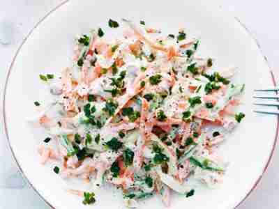 Möhren-Gurken-Salat mit Walnusscreme
