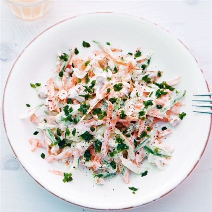 Möhren-Gurken-Salat mit Walnusscreme