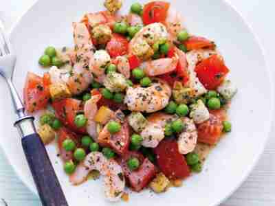 Tomatensalat mit Erbsen und Garnelen