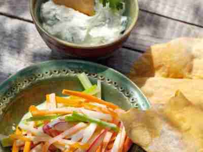 Rohkostsalat mit Ziegenkäsecreme und Brotfladen