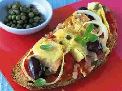 Bunt belegte Brotpizzen