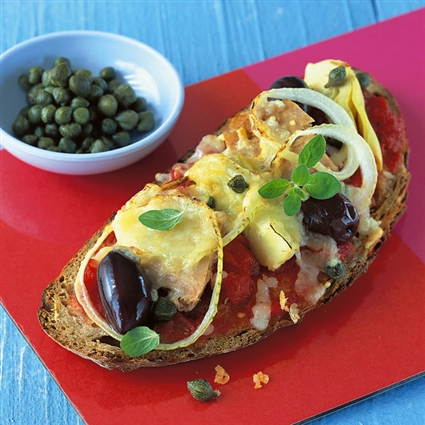 Bunt belegte Brotpizzen