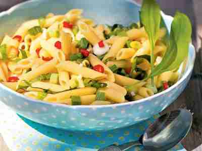 Bärlauch-Nudelsalat mit Frühlingszwiebeln