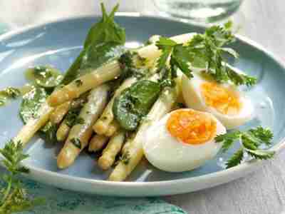 Spargelsalat mit Eiern und Kräuterdressing