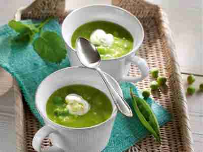 Erbsensuppe mit Limetten-Crème-fraîche