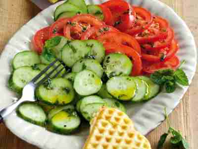 Tomaten-Gurken-Salat mit Minzedressing