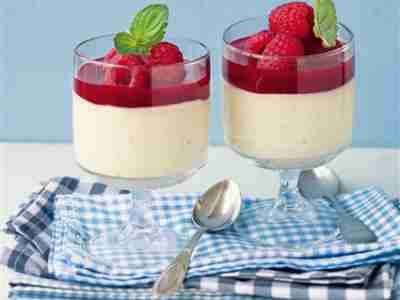 Bayerische Creme mit Himbeersauce