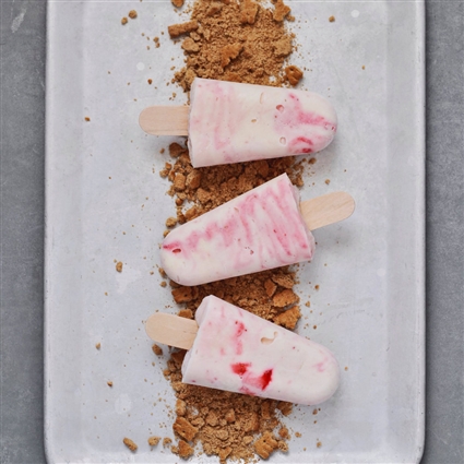 Käsekuchen-Steckerleis mit Erdbeerstreifen