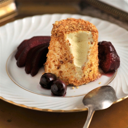 Ziegenkäseparfait mit Cassisfrüchten