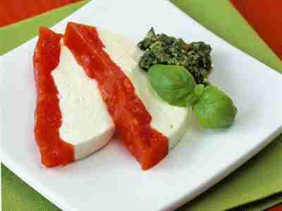 Frischkäse-Tomaten-Terrine mit Kürbiskern-Pesto