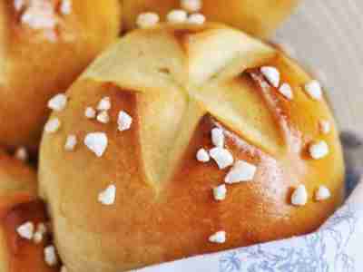 Rosinenbrötchen mit Mandelsplittern