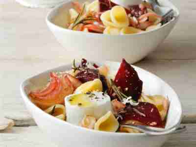 Rote-Bete-Pasta mit Nüssen