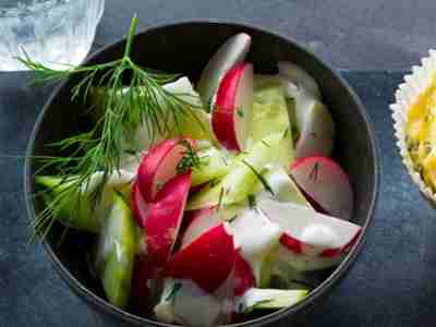 Gurken-Radieschen-Salat mit Dill