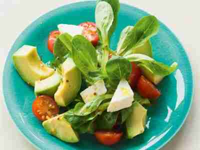 Feldsalat mit Avocado und Tomaten