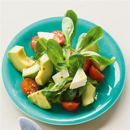 Feldsalat mit Avocado und Tomaten