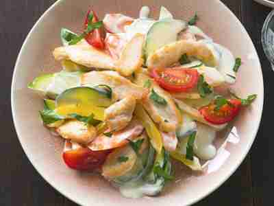 Grüne Zucchini mit Tomaten