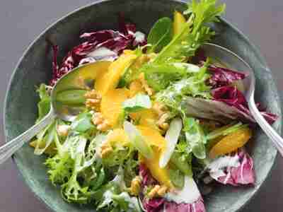 Radiccio und Frisée mit Orangen