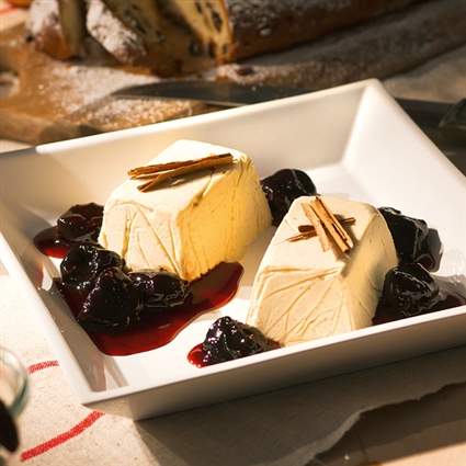 Zimtparfait mit Rotweinzwetschgen