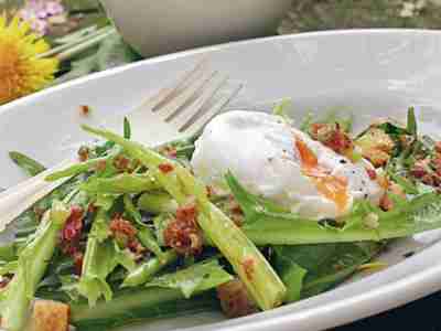 Löwenzahnsalat mit Speck