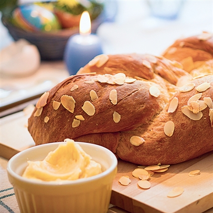 Hefezopf mit Zitronen-Honig-Butter