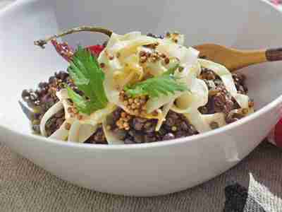 Lauwarmer Linsensalat mit Selleriestreifen