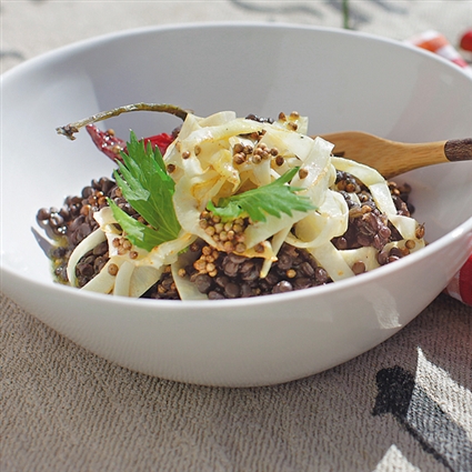 Lauwarmer Linsensalat mit Selleriestreifen