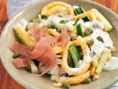 Spätzesalat mit Käsedressing