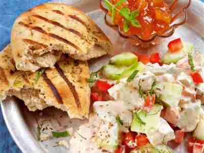 Gurken-Tomaten-Salat mit Naan