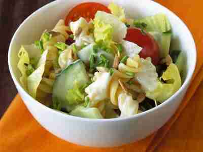 Nudelsalat mit cremigem Dressing
