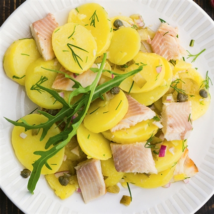 Kartoffelsalat mit Räucherforelle
