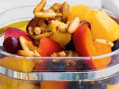 Obstsalat mit kandierten Pinienkernen