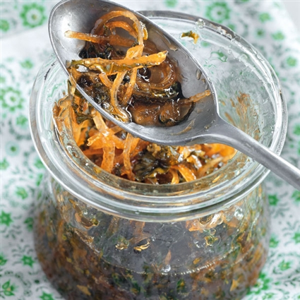 Zitronenmarmelade mit Basilikum und grünem Pfeffer