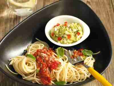 Vegane Grünkern-BBQ-Pasta mit Guacamole