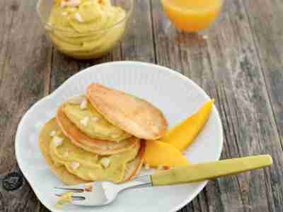 Vegane Vanilla-Pancakes mit Mango-Mandel-Creme