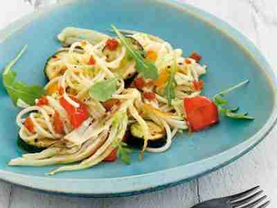 Veganer mediterraner Nudelsalat mit Antipasti