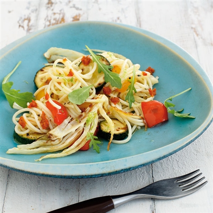 Veganer mediterraner Nudelsalat mit Antipasti
