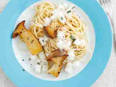 Vegane Mairübchen-Pasta mit glasierten Kräuterseitlingen