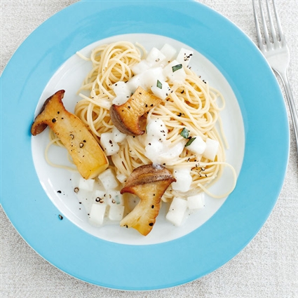 Vegane Mairübchen-Pasta mit glasierten Kräuterseitlingen