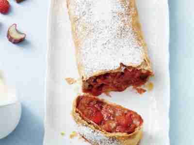 Rhabarber-Erdbeer-Strudel