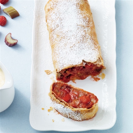 Rhabarber-Erdbeer-Strudel
