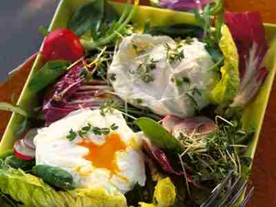 Verlorene Eier mit Salat
