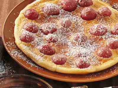 Schaumpfannkuchen mit Kirschen