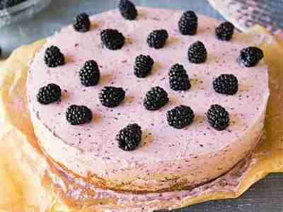 Brombeertorte mit Haselnüssen